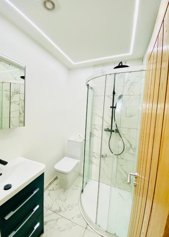 New Studio Flat Overlooking City Centre Kingston upon Thames  Exterior photo
